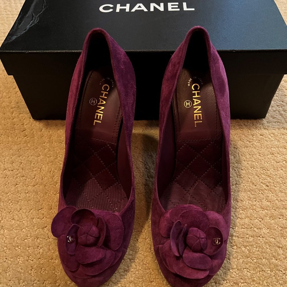 CHANEL CC Camellia Purple Suede Pumps Size: 7.5 | IT 37.5